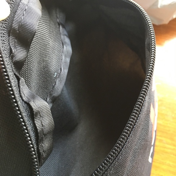 Reebok fannypack. - Picture 6 of 6